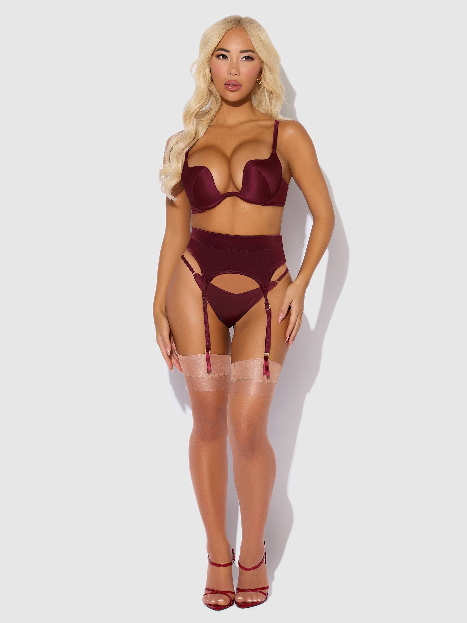 ENSEMBLE SOUTIEN - GORGE, JARRETIÈRE ET STRING EN SATIN À ENFONCEMENT PROFOND BRIGETA: ROUGE POURPRE / S - LA PIRI | BOUTIQUE EN LIGNE DE MAILLOTS DE BAIN FRANÇAIS |