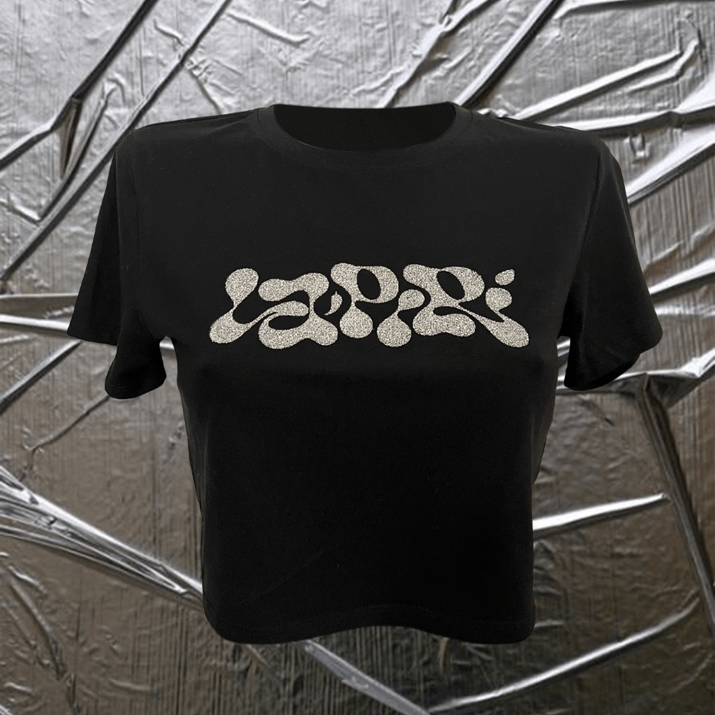 Crop top pailleté LAPIRI sérigraphié à la main – version Y2K rose ou sorcière chic argentée