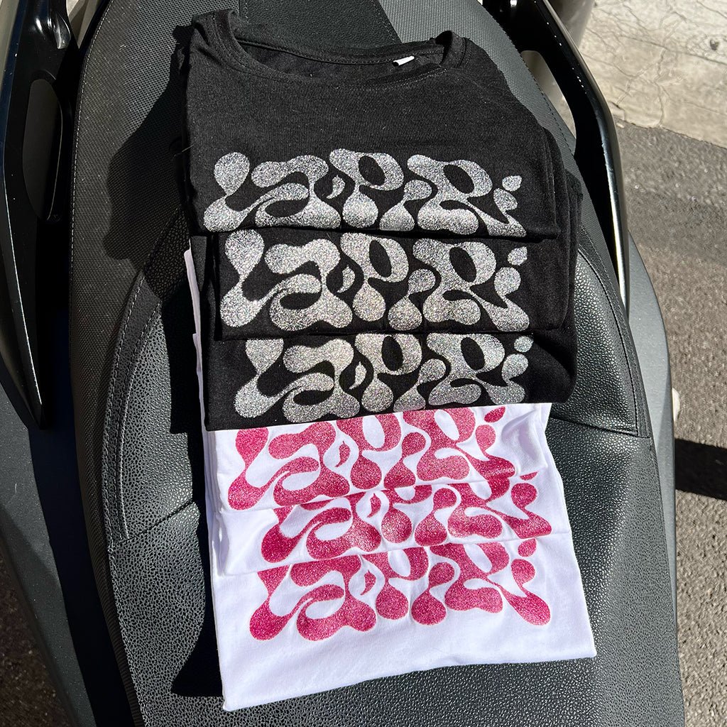 Crop top pailleté LAPIRI sérigraphié à la main – version Y2K rose ou sorcière chic argentée