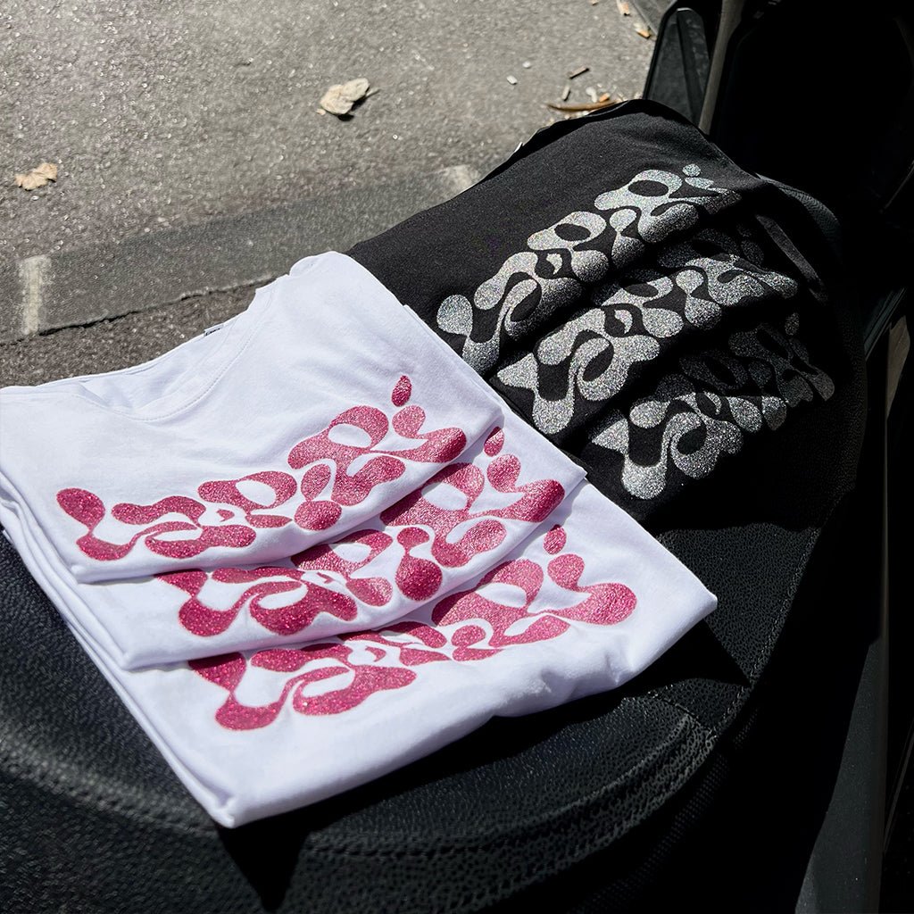 Crop top pailleté LAPIRI sérigraphié à la main – version Y2K rose ou sorcière chic argentée