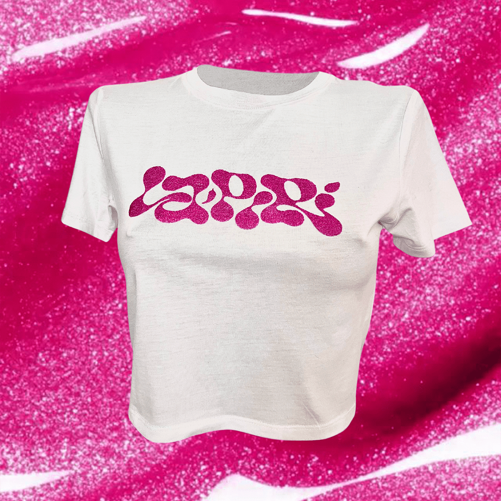 Crop top pailleté LAPIRI sérigraphié à la main – version Y2K rose ou sorcière chic argentée