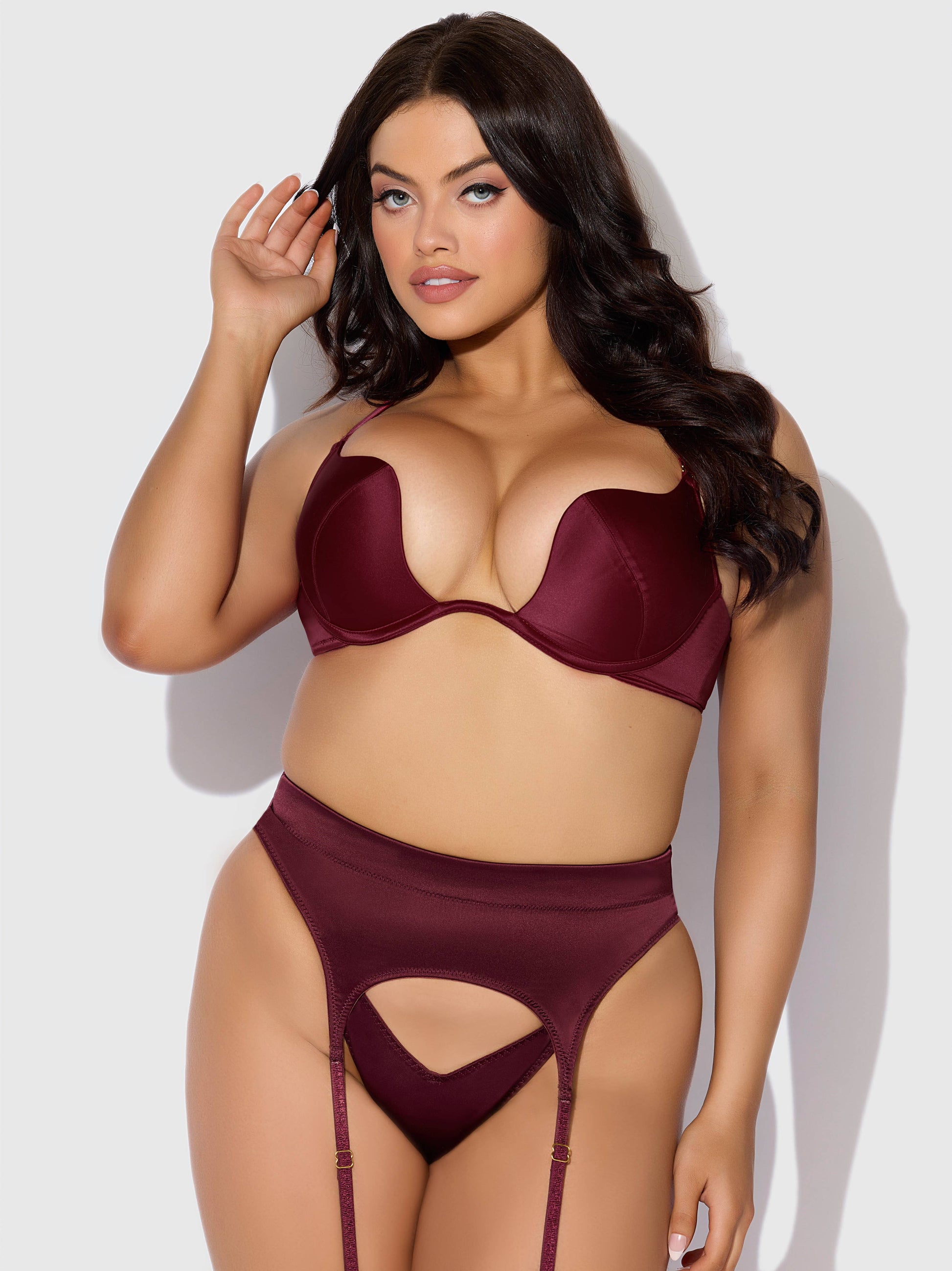 ENSEMBLE SOUTIEN - GORGE, JARRETIÈRE ET STRING EN SATIN À ENFONCEMENT PROFOND BRIGETA: ROUGE POURPRE / S - LA PIRI | BOUTIQUE EN LIGNE DE MAILLOTS DE BAIN FRANÇAIS |