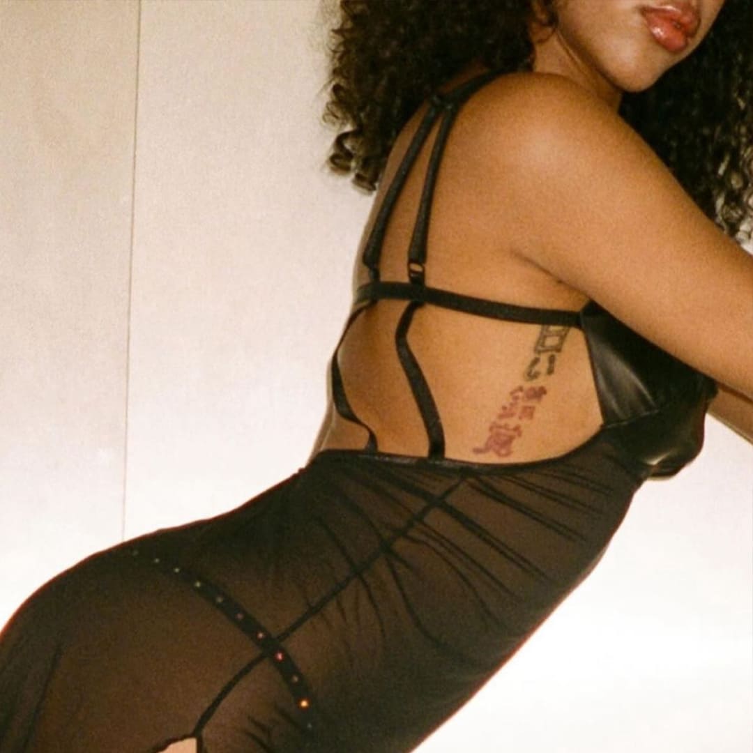 String ZAHIA heartshape en lycra avec strass brillants, forme arrondie et clips latéraux – lingerie pour danseuse ou soirée