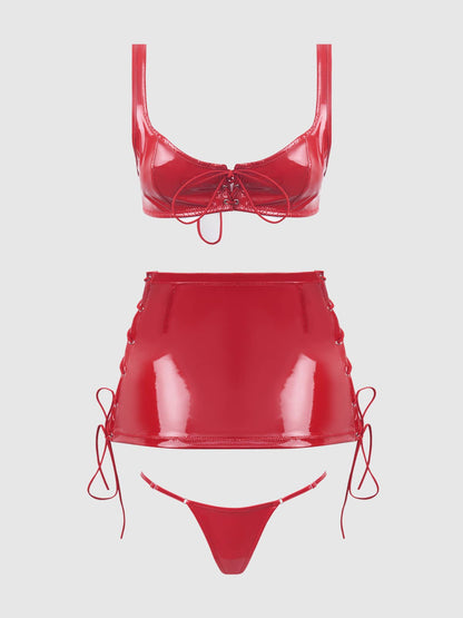 Ensemble bralette à lacets, jupe et string en vinyle brillant TRINITY: Rouge / S - LA PIRI | BOUTIQUE EN LIGNE DE BIKINIS ET LINGERIE