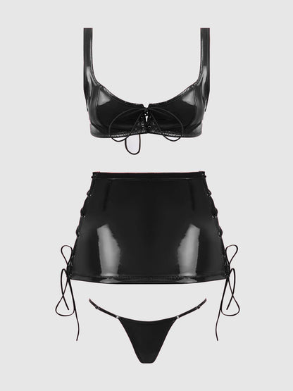 Ensemble bralette à lacets, jupe et string en vinyle brillant TRINITY: Rouge / S - LA PIRI | BOUTIQUE EN LIGNE DE BIKINIS ET LINGERIE