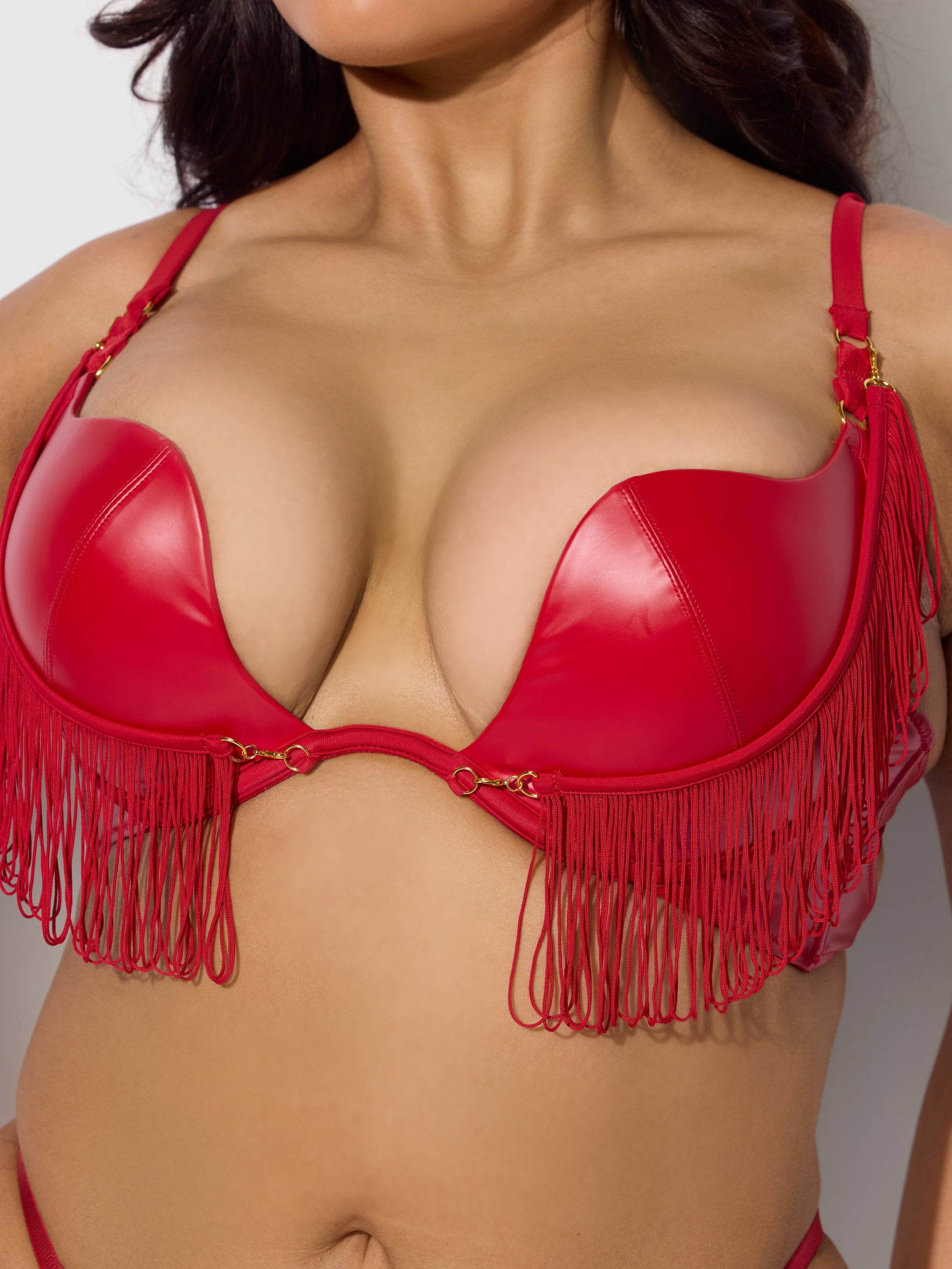Ensemble soutiens-gorge push-up et string en similicuir à franges PHOENIX: Rouge cramoisi / S - LA PIRI | BOUTIQUE EN LIGNE DE BIKINIS ET LINGERIE